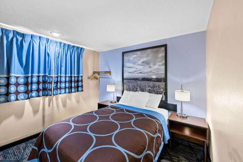 Super 8 by Wyndham Council Bluffs IA Omaha NE Area - image 9