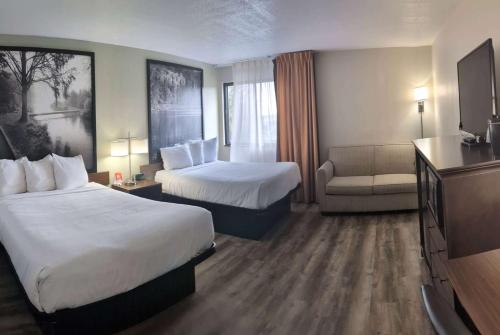 Deluxe Queen Room with Two Queen Beds - Non-Smoking