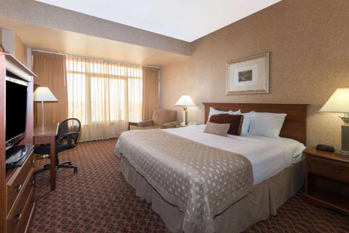 Ramada by Wyndham Topeka Downtown Hotel & Convention Center - image 6