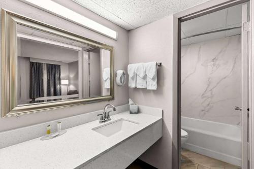Days Inn by Wyndham Clayton - image 2