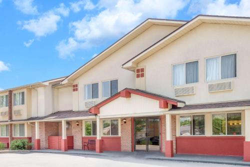 Super 8 by Wyndham Kingston - image 11