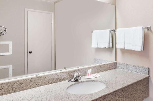 Travelodge by Wyndham Ridgeway Martinsville Area - Accommodation - Martinsville