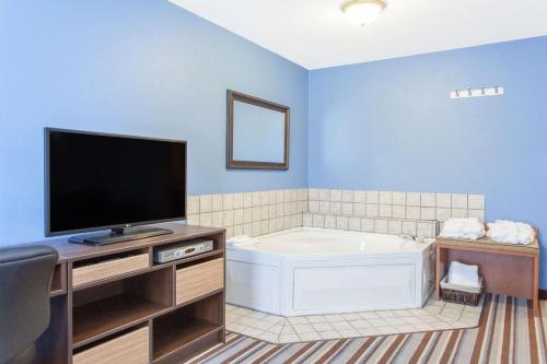Deluxe King Studio Suite - Non-Smoking
