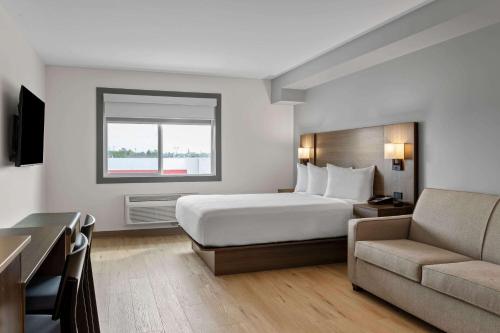 Days Inn by Wyndham Steinbach Room Type - One-Bedroom Suite with One King Bed and One Queen Bed - Non-Smoking