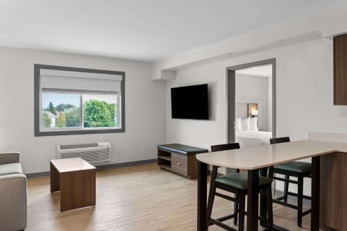 Days Inn by Wyndham Steinbach Room Type - One-Bedroom Suite with One King Bed - Non-Smoking