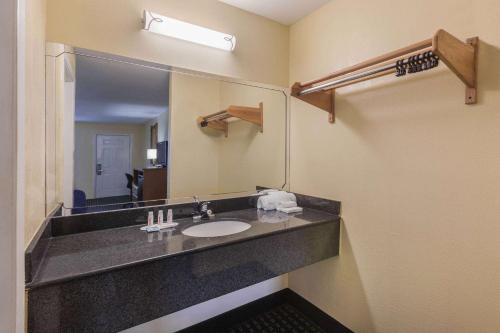 Days Inn by Wyndham Natchitoches - 화장실