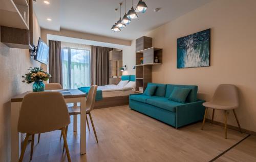 1 queen bed, 1 sofa bed