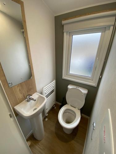 Ванна кімната, 3 Bedroom - Stunning Caravan in Coastal Eyemouth in Аймут