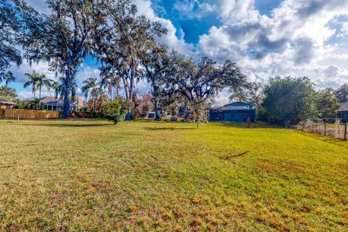 Central Florida 8BR with Pool, Spa, Treehouse in Plant City, USA