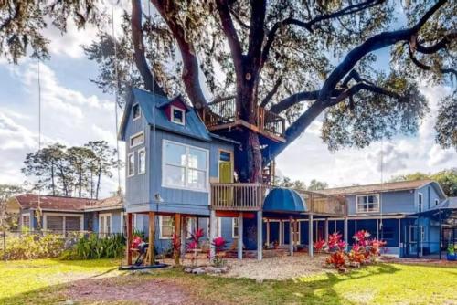 Central Florida 8BR with Pool, Spa, Treehouse in Plant City, USA