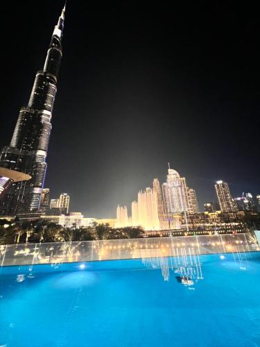Luxury 1BR 5min to Dubai Mall Burj Khalifa View from pool, Dubái (foto 3)