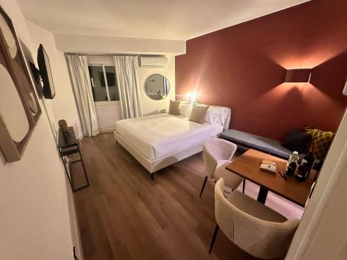 Double Room image 7