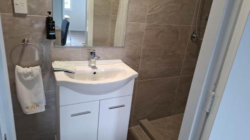 9 Beds including 3 Double Beds, 4 Single Beds, 2 Sofa Bed, Suite 1, 37 Totara Avenue, New Lynn, Auckland (photo 3)