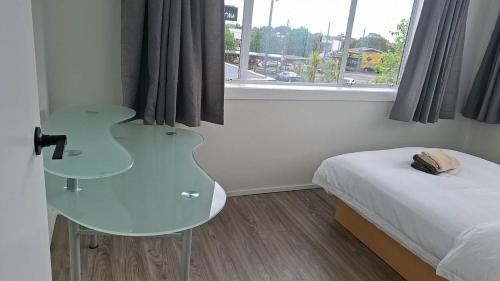 9 Beds including 3 Double Beds, 4 Single Beds, 2 Sofa Bed, Suite 1, 37 Totara Avenue, New Lynn, Auckland (photo 7)