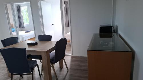 9 Beds including 3 Double Beds, 4 Single Beds, 2 Sofa Bed, Suite 1, 37 Totara Avenue, New Lynn, Auckland (photo 9)