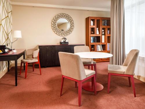 Mercure Cardiff Holland House Hotel & Spa - image 3