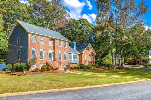 about 30 Mi to Atlanta - The Wellness Manor with Deck! in Snellville, USA