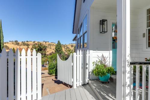 Steps to Sutter Creek: Chic Wine Country Cottage in Sutter Creek (CA)