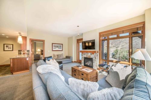 Capitol Peak Lodge 3211 by Snowmass Mountain Lodging, Snowmass
