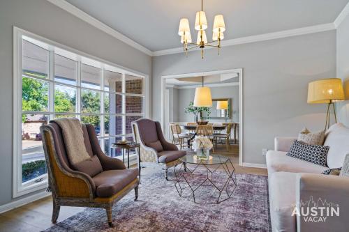 Spacious 3BR Oasis w Pool and Patio Pet Friendly in Austin, USA
