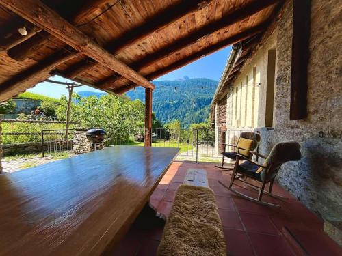 La Val Swiss Alpine Cottage with Southern Flavor in Calpiogna