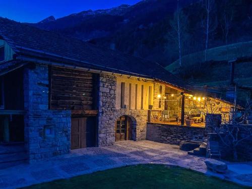 La Val Swiss Alpine Cottage with Southern Flavor in Calpiogna