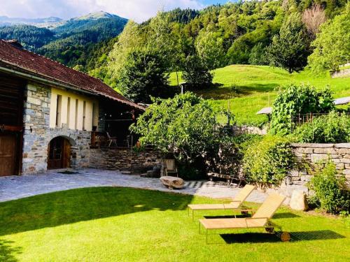 La Val Swiss Alpine Cottage with Southern Flavor in Calpiogna