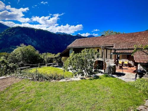 La Val Swiss Alpine Cottage with Southern Flavor in Calpiogna