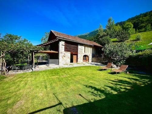 La Val Swiss Alpine Cottage with Southern Flavor in Calpiogna