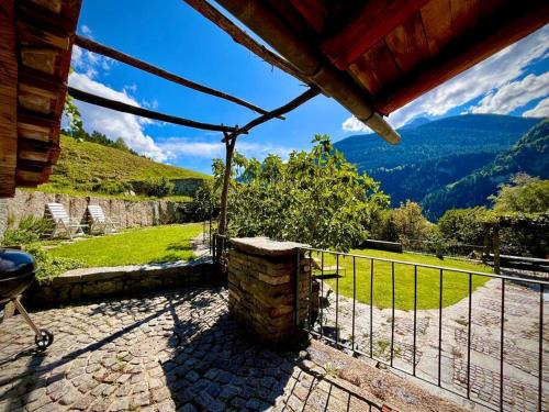La Val Swiss Alpine Cottage with Southern Flavor in Calpiogna