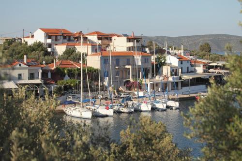 Tuvākā izklaides vieta, Casa Kalypso Suites & Villa in Steni Vala Alonissos