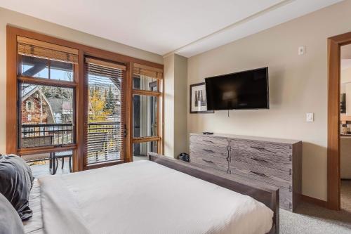 Three-Bedroom Apartment with Balcony image 10