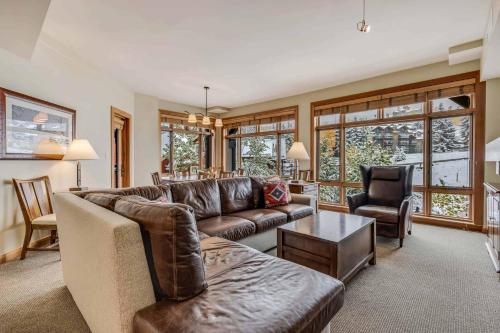 Three-Bedroom Apartment with Balcony image 8
