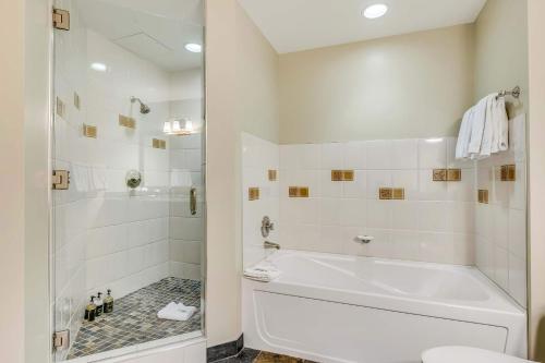 Three-Bedroom Apartment with Balcony image 4