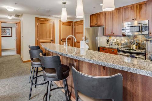 Three-Bedroom Apartment with Balcony image 1