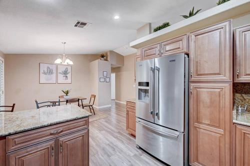 Cozy Getaway with King Bed, BBQ & Spacious Backyard