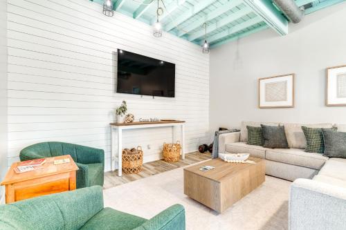 Near Lake Travis - Home with Decks and Yard! in Austin, USA