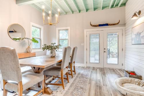 Near Lake Travis - Home with Decks and Yard! in Austin, USA