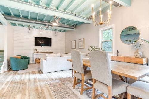 Near Lake Travis - Home with Decks and Yard! in Austin, USA