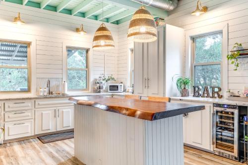 Near Lake Travis - Home with Decks and Yard! in Austin, USA