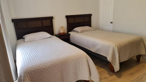 2 twin beds
