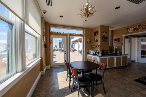 Shared lounge/TV area, Gaslamp Plaza Suites near Japanese Friendship Garden