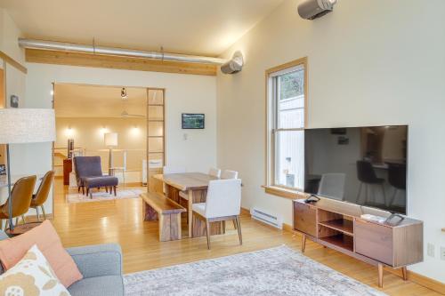 Custom Harborside Loft In the Heart of Ketchikan in เคตชิคาน (AK)