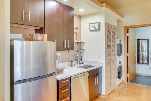 Custom Harborside Loft In the Heart of Ketchikan in เคตชิคาน (AK)