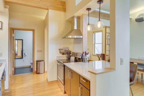 Custom Harborside Loft In the Heart of Ketchikan in เคตชิคาน (AK)