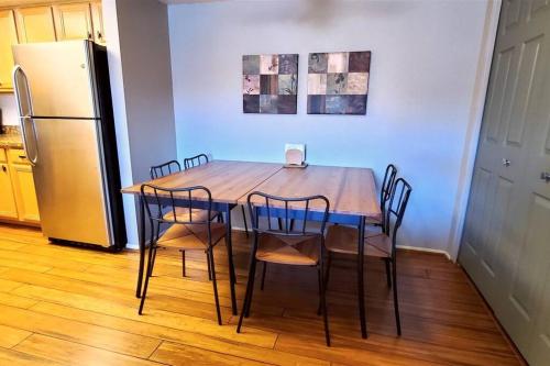 Condo with Heated Pool, Hot Tub, Near Walking Paths, Glendale (photo 5)