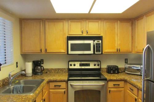 Condo with Heated Pool, Hot Tub, Near Walking Paths, Glendale (photo 6)