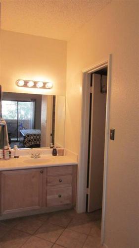 Condo with Heated Pool, Hot Tub, Near Walking Paths, Glendale (photo 10)