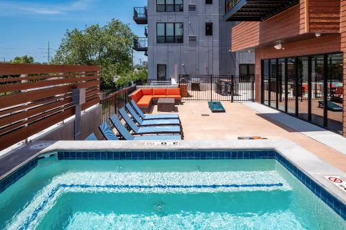 Large Downtown 2br -hot Tub-downtown! in Des Moines, USA