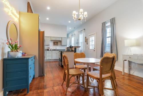 Grand Millennial Germantown 2 Bedroom Shotgun in Louisville, USA